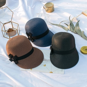 Chapeaux de soleil d'été pour femmes en paille avec rubans et nœuds élégants