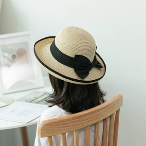 Cappello di paglia da donna con fiocco nero e tesa arrotolata per la spiaggia e sole