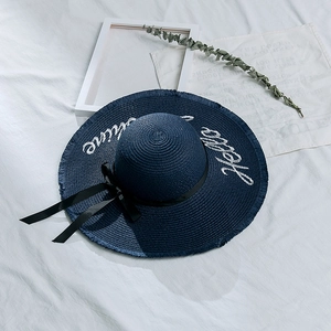 Chapeau de paille marine à large bord avec broderie et ruban noir pour la plage d'été