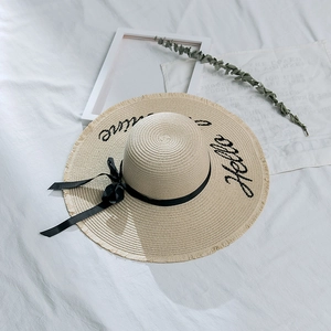 Chapeau de paille d'été avec broderie Hello Sunshine, ruban noir et bords effilochés