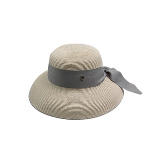 Eleganter Strohhut mit breiter Krempe, grauem Band und goldenem M-Emblem für den Sommer
