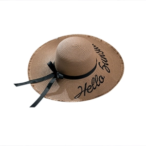 Chapeau de paille à bord large avec broderie Hello Sunshine et ruban noir élégant