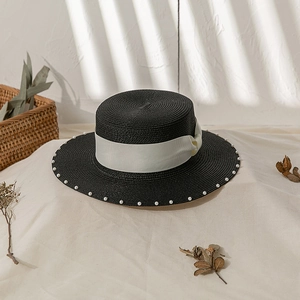 Damen Strohhut in Schwarz mit Perlenverzierung und Crème-Band für den Sonnenschutz