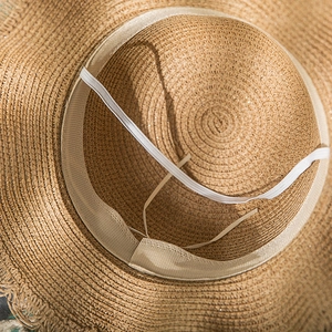 Détail du chapeau de paille pour enfant avec bandeau et mentonnière élastique blanche