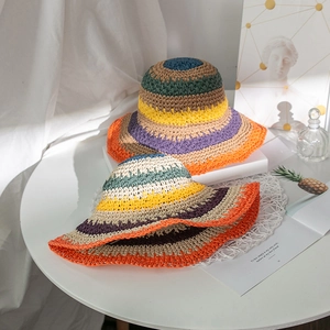 Cappello di paglia a righe arcobaleno fatto a mano con tesa larga per protezione solare