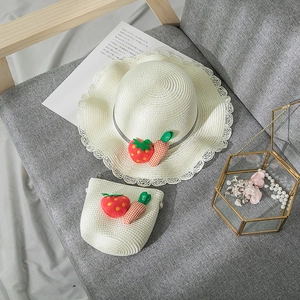 Ensemble chapeau de paille et sac pour enfant avec décorations fraises et carottes