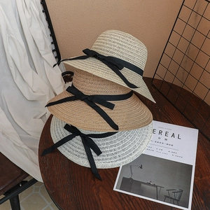 Chapeau de Paille en Papier Protection Solaire Femme Chapeau Bob Élégant à Large Bord Ondulé Avec Nœud Noir pour Vacances d'Été