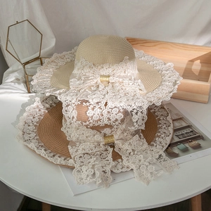 Cappello di paglia Lolita con pizzo floreale bianco e fiocco decorativo per donna