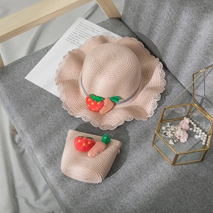 Ensemble chapeau de paille rose et sac avec fraises pour fillettes à la plage