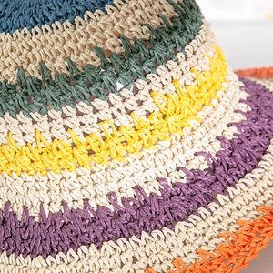Dettaglio macro della texture a righe multicolore all'uncinetto del cappello da spiaggia