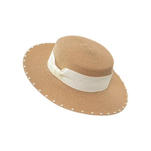 Eleganter Sommer-Strohhut mit Perlenverzierung und einer weißen Satinschleife