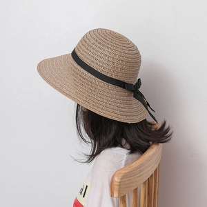 Chapeau de soleil d'été en paille pour femme avec large bord et ruban noir élégant