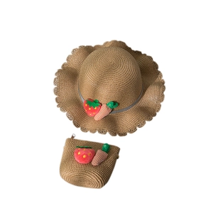 Ensemble chapeau de paille d'été et sac assorti avec décors de fraises mignons