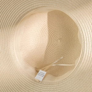 Dettaglio interno cappello di paglia beige con coulisse regolabile e fascia tergisudore