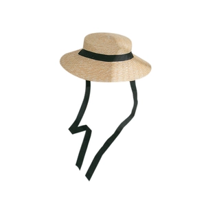 Chapeau de paille classique pour femme avec ruban noir et longue mentonnière de protection