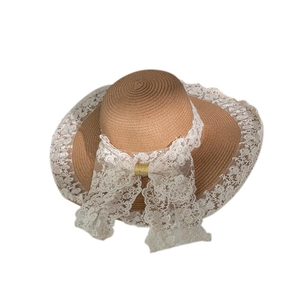 Cappello di paglia Lolita con elegante bordo in pizzo bianco e un grande fiocco