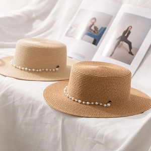 Chapeau de paille élégant à bord large avec chaîne de perles pour femme en beige et kaki