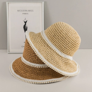 Cappello da sole in paglia intrecciata per donna con perle in beige e marrone caramello