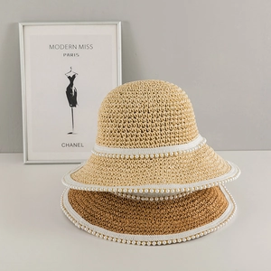 Elegante cappello di paglia da donna con decorazione di perle in crema e caramello