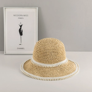 Elegante cappello da sole in paglia intrecciata beige con perle per vacanze al mare