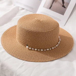 Vue détaillée du chapeau de paille à sommet plat tissé main avec chaîne de perles élégante