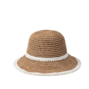 Cappello da sole elegante in paglia intrecciata da donna con nastro di perle e tesa larga