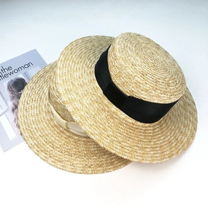 Chapeaux de paille à sommet plat avec rubans noir et beige sur fond blanc
