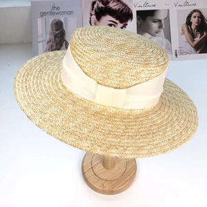 Chapeau canotier classique en paille tressée avec un élégant ruban ivoire à boucle
