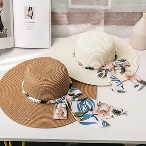 Chapeaux de paille à larges bords avec ruban floral et chaîne de perles en tons clairs