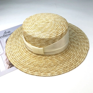Chapeau de paille de blé naturel à toit plat avec ruban beige et nœud minimaliste