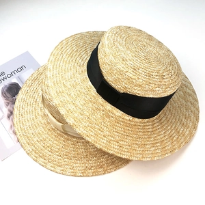 Chapeau de paille à haut plat avec large ruban gros-grain et nœud pour la plage d'été