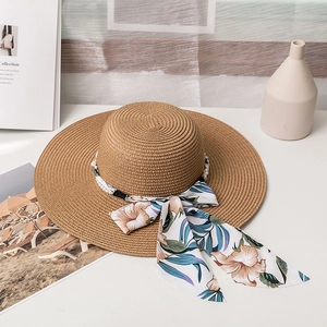 Chapeau de soleil en paille à large bord avec ruban floral en mousseline et perles