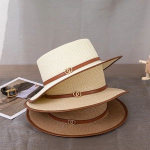 Chapeaux de paille plats en crème et marron avec boucles dorées pour les vacances