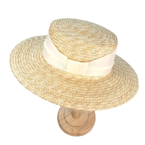 Chapeau canotier en paille style Hepburn avec ruban crème large et nœud élégant