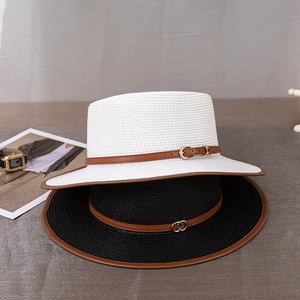 Chapeaux de paille plats noirs et blancs avec bordure en cuir et boucles métalliques