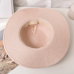 Détail de l'intérieur d'un chapeau de paille avec sangle réglable et bandeau