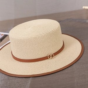 Détails du chapeau de paille à sommet plat avec bordure en cuir brun et boucle dorée