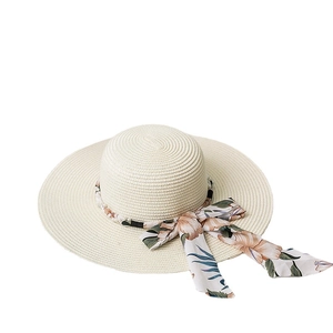 Chapeau de paille avec ruban de soie floral et perles pour vacances à la plage