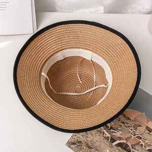 Détail de l'intérieur du chapeau de paille ajustable avec bandeau et texture