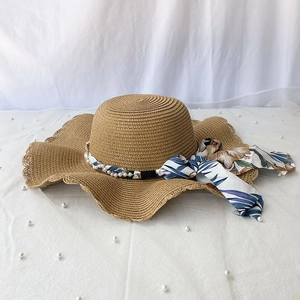 Chapeau de paille pour femmes avec bord ondulé, perles et ruban fleuri d'été