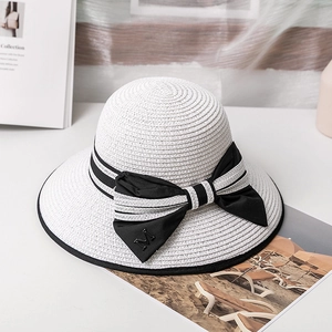 Élégant chapeau de paille blanc avec nœud noir et lettre M métallique pour plage et vacances