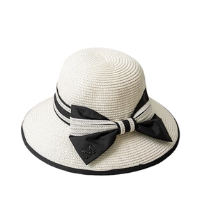 Chapeau de soleil élégant en paille beige avec ruban noir et lettre M en métal