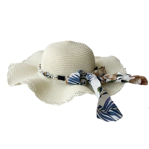 Chapeau de soleil d'été pour femme avec bord ondulé, ruban floral et garniture de perles