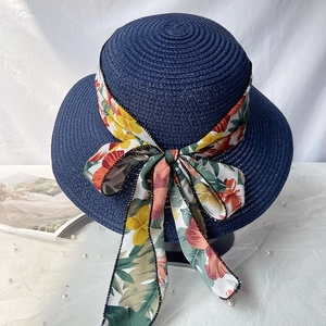 Chapeau de paille d'été bleu marine avec ruban floral et large bord pour la plage