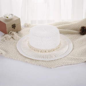 Cappello boater in paglia bianca con pizzo di perle e tesa a frange su maglia beige
