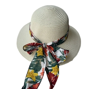 Chapeau de paille d'été pour femmes avec ruban floral et large bord pour les vacances
