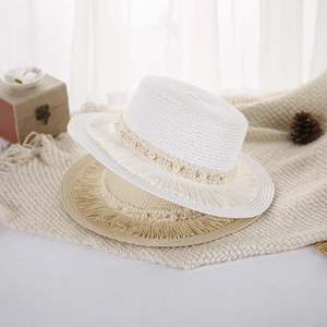 Cappelli di paglia stile inglese a cima piatta con perle e nappe in bianco e beige