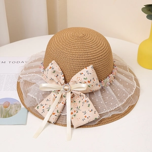 Détail du nœud floral avec strass sur le chapeau de paille tressé d'été