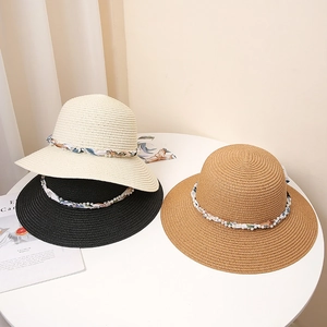 Chapeau de paille pour femme avec ruban floral et perles disponible en trois couleurs
