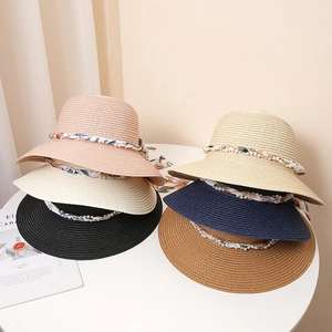Chapeau de soleil en paille pour femme avec ruban de perles et nœud floral élégant